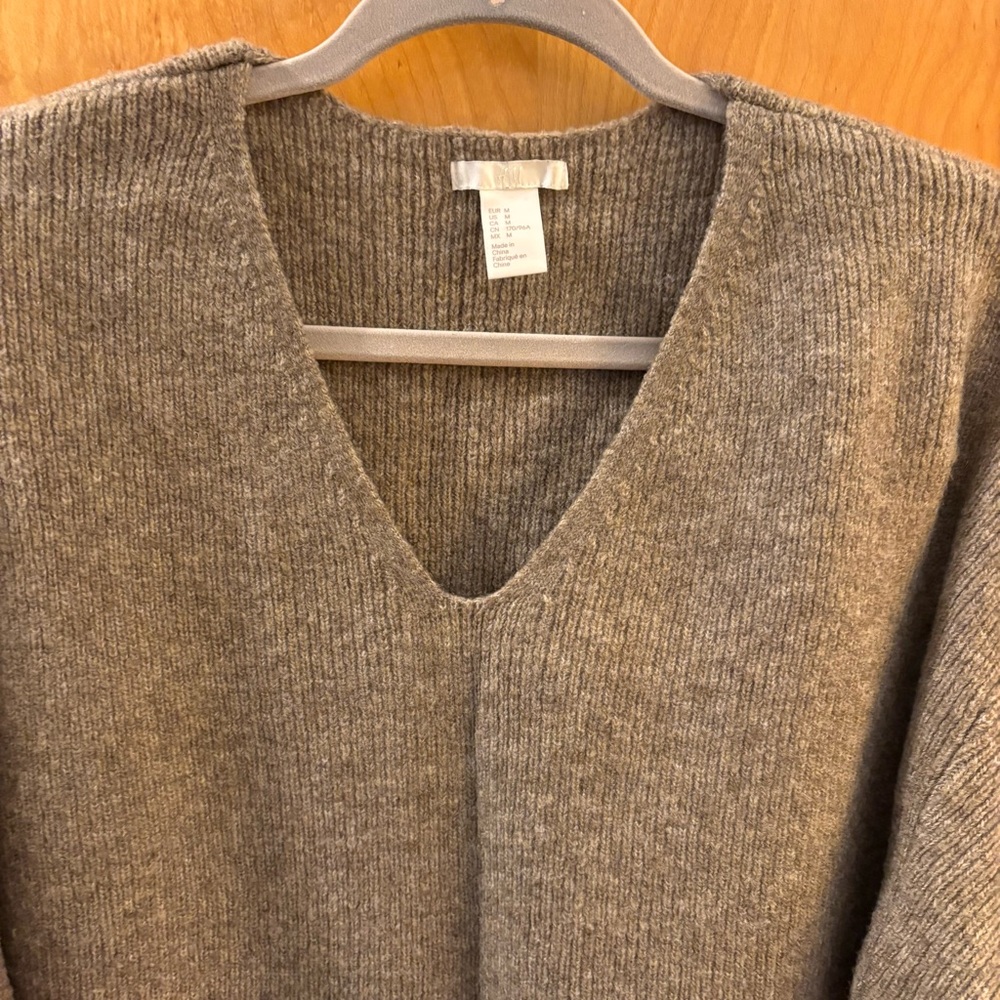 H&M premium wool blend V-neck sweater - Picture 2 of 11